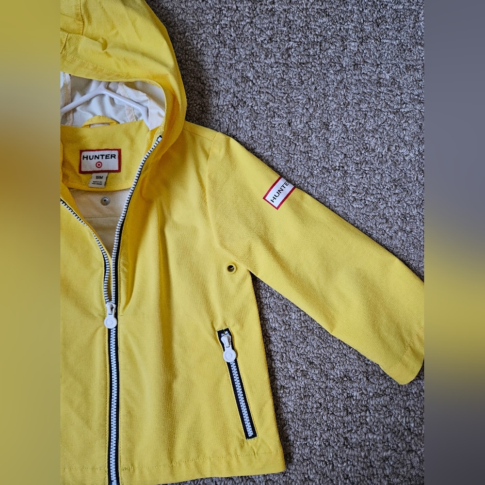 Hunter 💛 size 18M bright yellow, lightweight rain jacket